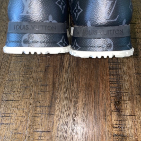 Size 10.5 (US) • Louis Vuitton Monogram Run Away Sneaker • VNDS • Pre-Owned. • - Picture 6 of 16